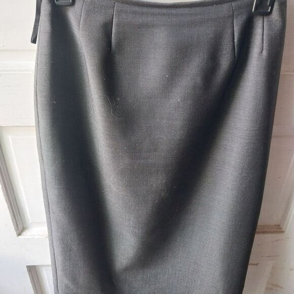 Elegant Black/White Pencil Skirt with Flattering Seaming & Back Slit - Picture 1 of 4